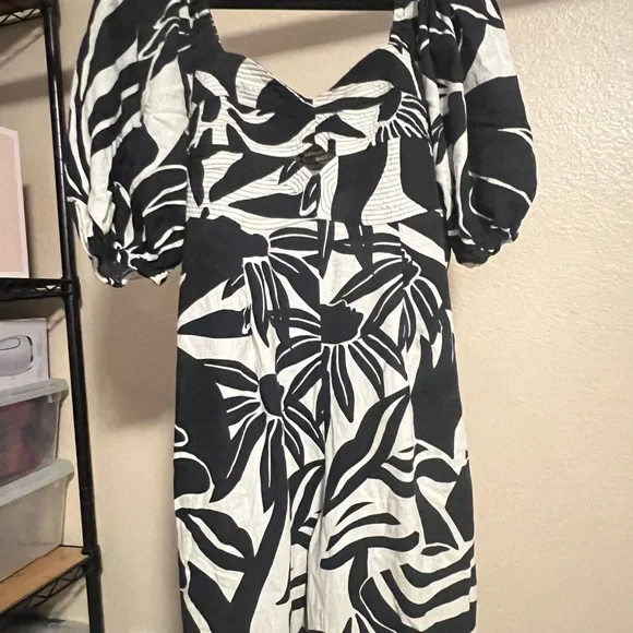 Farm Rio x Anthropologie Puff-Sleeve
Printed Linen Jumpsuit - Picture 7 of 15